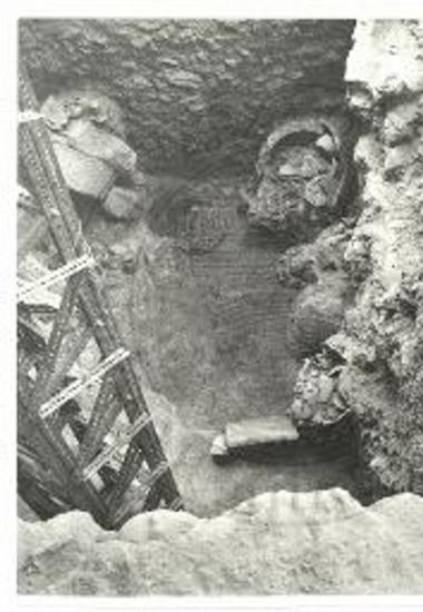 Δυτική οικία. Δωμάτιο 3Γ ισογείου όπου η πεσμένη λίθινη βάση του κίονα και πεσμένο λίθινο σκεύος μέσα σε πιθάρι.