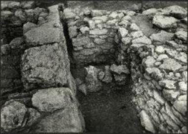 Ο νότιος τοίχος του ταφικού κτηρίου 3 και το ανατολικόν τμήμα του δωματίου 8 του ταφικού κτηρίου 5 μετά του διαχωριστικού τοίχου από Δυσμών.