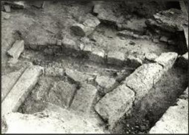 Τάφοι εντός του μεσαίου κλίτους (από ΒΔ).