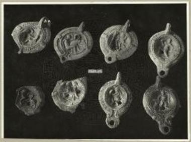 Οκτώ λύχνοι μετ' αναγλύπτων παραστάσεων εκ τάφων της Νικοπόλεως.