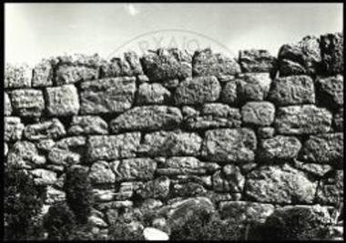 Η δυτική πλευρά του πύργου των φρουρών της ακροπόλεως.