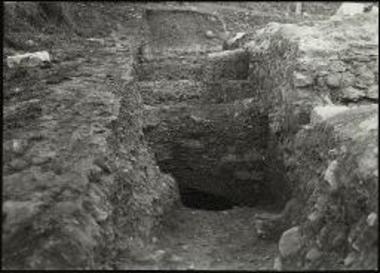 Αγ. Χαράλαμπος Μαρωνείας. Εξωτερική βορεία πλευρά τοίχου του ναού και τοξοειδές άνοιγμα θολωτού κτίσματος.