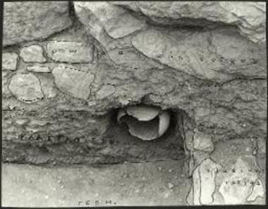 Δυτική όψη σε βάθος τομής στο χώρο ΙΙΙ. Κλασικό στρώμα με χύτρα in situ κάτω από τον ύστερο ρωμαϊκό τοίχο. Κάτω δεξιά εγκάρσιος τοίχος κλασικών χρόνων.