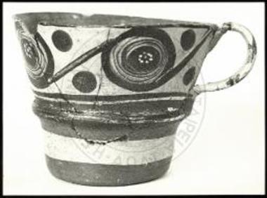 Πολύθυρον Δ1, νότιον ισόγειον. Εισηγμένον κύπελλον τύπου Κεφτιού υπ' αριθ. 3976.