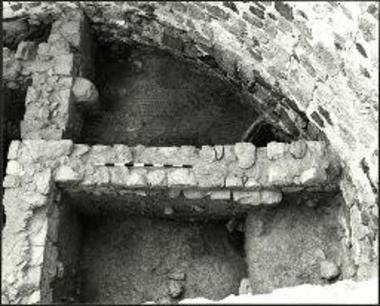 Η τάφρος 61 με τον πίθο 1, άποψη από ΒΔ.