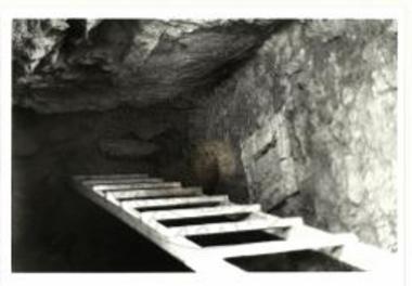 Οικία Γυναικών, χώρος 9 (φωταγωγός). Διακρίνονται δύο από τα παράθυρα στο ύψος του πρώτου ορόφου.