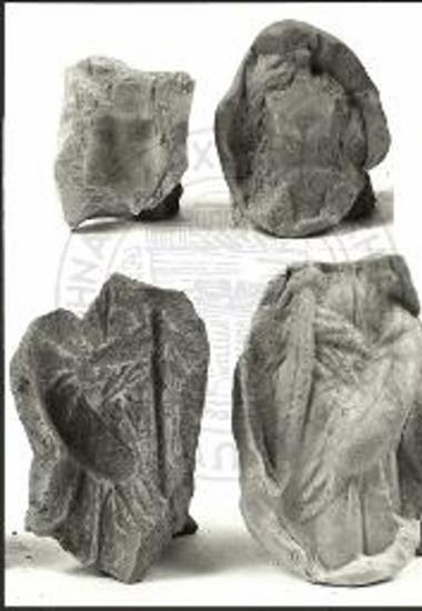 Δύο πήλινες μήτρες ειδωλίων με τα αποτυπώματά τους σε πλαστελίνη.