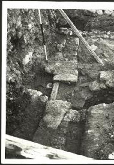 Ο Ν και ο Δ τοίχος της ελληνιστικής οικίας μετά της θύρας εισόδου και του φρέατος.