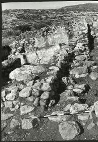 Μεγάλη Οικία. Η περιοχή των χώρων 38, 38α, 39β από Ανατολών. (Ο δείκτης επί του νοτίου άκρου του τοίχου Ι, έξω της ΒΑ γωνίας του δωματίου 38α).