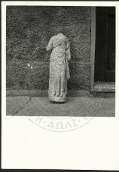 Αναθηματικό μαρμάρινο αγαλμάτιο.