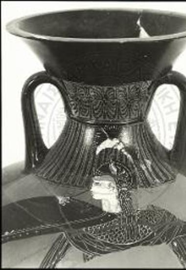 Λεπτομέρεια από τον ώμο του παναθηναϊκού αμφορέα. Το κεφάλι της Αθηνάς με το κράνος.