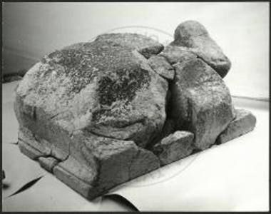 Πάρος. Το βάθρον του αγάλματος της Αρτέμιδος Δηλίας. Δεξιά και οπίσθια πλευρά.