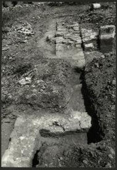 Θεμέλια πύργου ( ) και μεταγενέστερος ληνός.