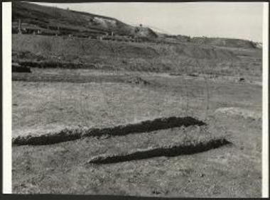 Σικυώνα. Τα εναπομείναντα χωμάτινα μετά κεκονιαμένων παρειών εδώλια του Βουλευτηρίου.