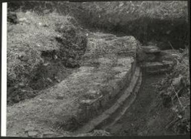 Η αποκαλυφθείσα ευθυντηρία της αψίδος του ιερού.