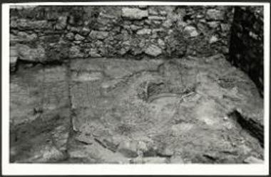 Φίλιπποι. Οκτάγωνον. Το κυκλικόν σκάμμα της προθέσεως και το περιβάλλον αυτό πλινθόστρωτον δάπεδον.