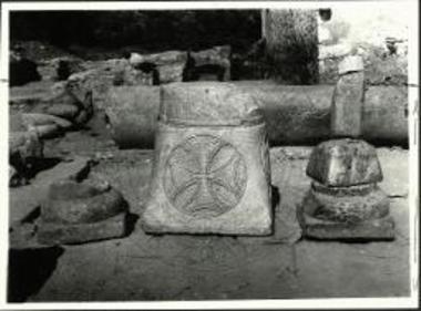 Κιονόκρανον εκ της βασιλικής του Γλυκέος.