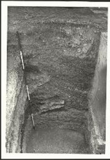 Τομή εντός του εδάφους εξωτερικώς του βορείου πτερού (από Δ).