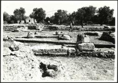 Ο νάρθηξ μετά του τριβήλου και του ιερού εις το βάθος.