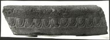 Τμήμα πηλίνου περιρραντηρίου. Εκ του επιφανειακού καθαρισμού πέραν των οικιών 4 και 5.