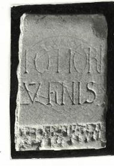 Φωτογραφία της υπ' αριθ. 68 επιγραφής (επί ορθογωνίου εκ λευκού μαρμάρου πλακός).