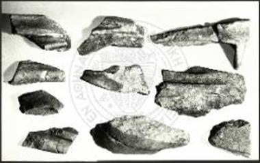 Μικρά θραύσματα πτυχών του αγάλματος.