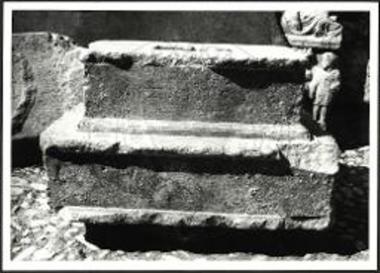 Φωτογραφία του ενεπιγράφου μετά της αυτής επιγραφής βάθρου.