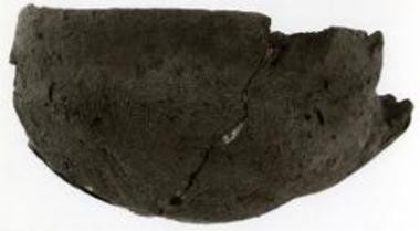 Μικρό ΠΕ μόνωτο κύπελλο από την επίχωση του μυκηναϊκού βωμού.