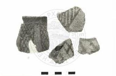 Όστρακα πιθοειδών αγγείων με γραπτή σκοτεινόχρωμη διακόσμηση. Αριστερά: Φ 142. Δεξιά άνω: ΠΤ. 9. Δεξιά κάτω: Φ 64, Δ 182.