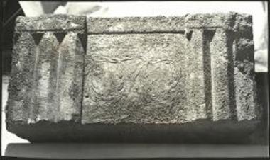 Μαρμάρινο δωρικό αρχιτεκτονικό μέλος με αγωνιστικές επιγραφές.