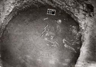 Τάφος XVΙΙ. Ταφές κτερίσματα κατά χώραν.