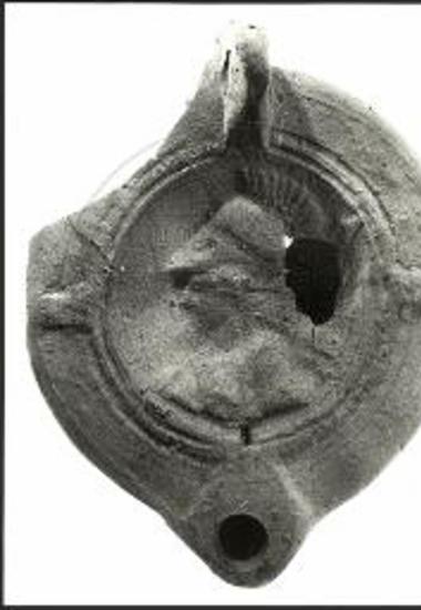 Κορινθιακός λύχνος με ανάγλυφη προτομή Αθηνάς από το φρέαρ του χώρου II.