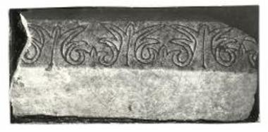 Μαρμάρινος κοσμήτης μετ' εγχαράκτων φύλλων ακάνθης.