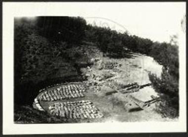 Το θέατρον της Μυτιλήνης μετά της ορχήστρας πλήρους ειδωλίων.