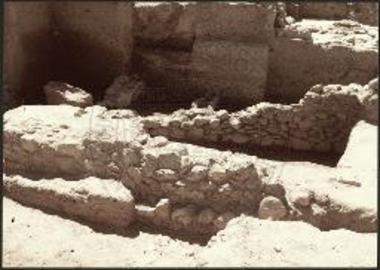 Το νότιο τμήμα του Τ9 και οι πήλινες μυκηναϊκές εστίες. Μπροστά ο Τ58.