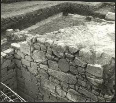 Ανατολικός τομέας: Όψη νότιου τοίχου υπογείου θαλάμου ΥΡ χρόνων.