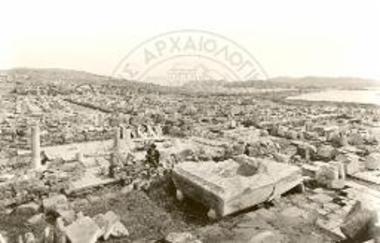 Προπύλαια με βάση κολοσσικού αγάλματος.