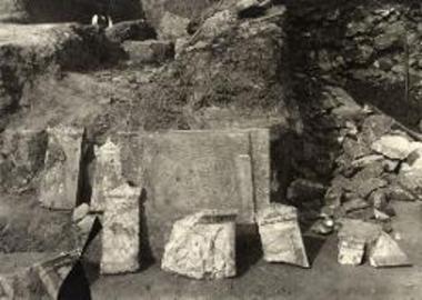 Ταφικές στήλες στο χώρο εύρεσής τους.