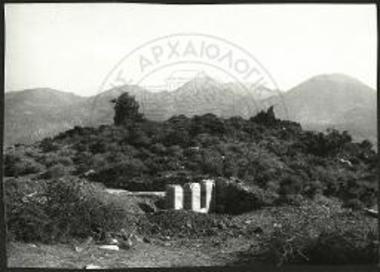 Άποψις του τάφου Β, από ΒΔ. και του πέριξ τοπίου.