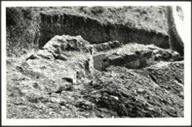 Το βορειότερον τμήμα του αποκαλυφθέντος τείχους, σχηματίζοντος γωνίαν, από Β.