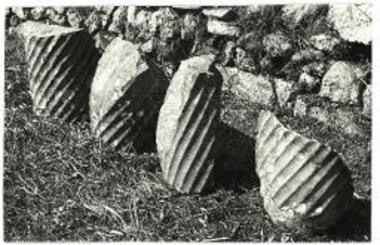 Τεμάχια κορμών κιόνων μεθ' ελικοειδών ραβδώσεων προερχόμενα πιθανώς εκ του β΄ορόφου.