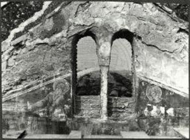 Άρτα. Το δίλοβον παράθυρον του προς δυσμάς αετώματος του ναού της Αγ. Θεοδώρας.