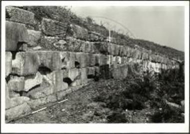 Άποψις μεγάλου μέρους του αναλήμματος μετά τον καθαρισμόν, από Δυσμών.