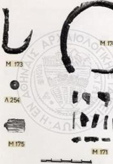 Περατή. Το νεκροταφείον. Μαχαίριον, άγκιστρον, χάνδρα και κομβία του τάφου 21.