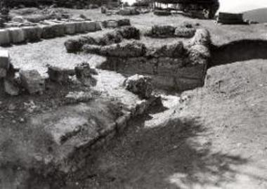 Ανατολική πλευρά του μικρού οικοδομήματος Α του κλασικού βωμού.