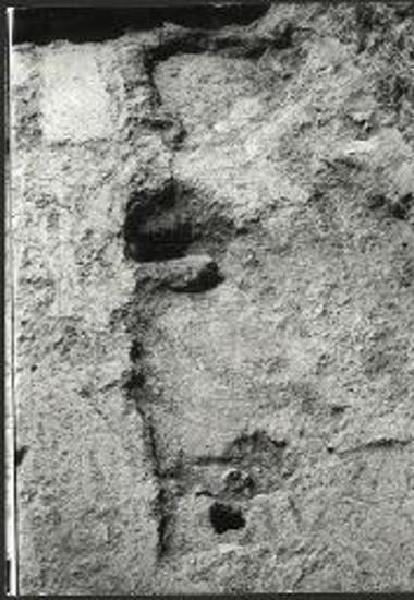 Αποττπώματα πεσσίσκων επί του δαπέδου μεταξύ των δυτικών κτιστών πεσσών (από Β).