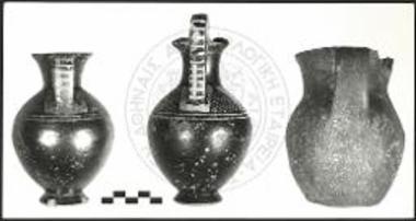 Αγγεία από τον πρωτογεωμετρικό τάφο.