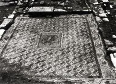 Ψηφιδωτό δάπεδο του δωματίου αρ. 18 της έπαυλης.