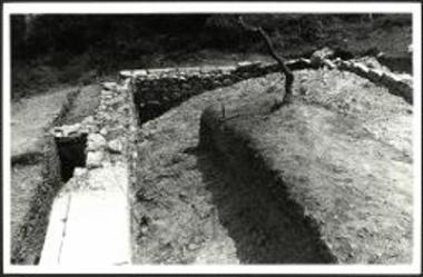 Οικοδόμημα 3. Τάφροι TR6 και TR4. Άποψις από Δ.