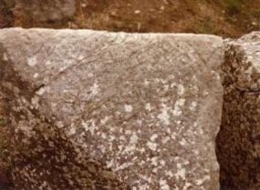 Όψη του μονόλιθου βωμού του Λίνου.